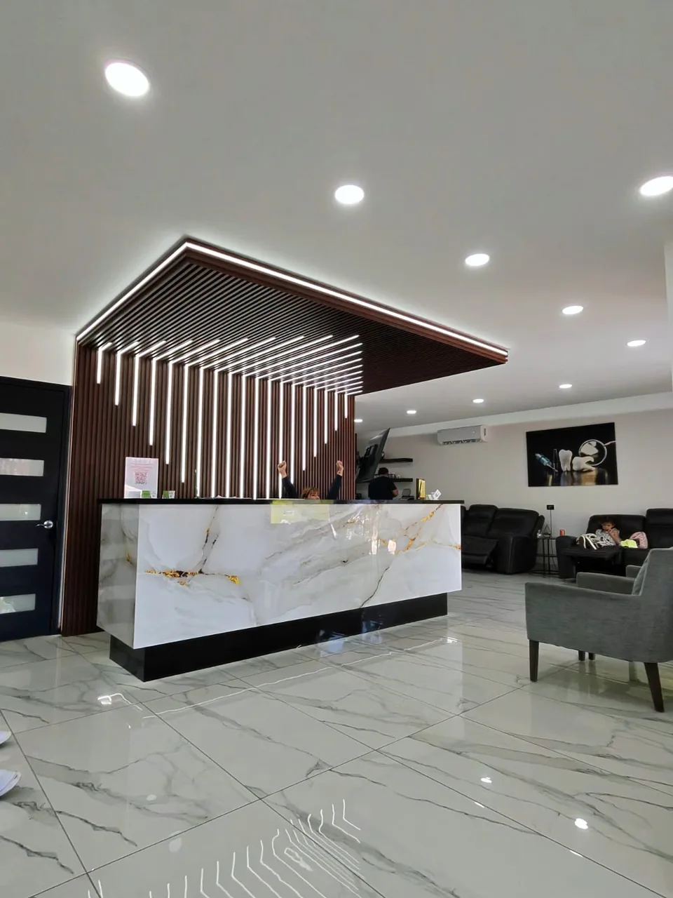 Innova Dental waiting area in Molar City, Mexico