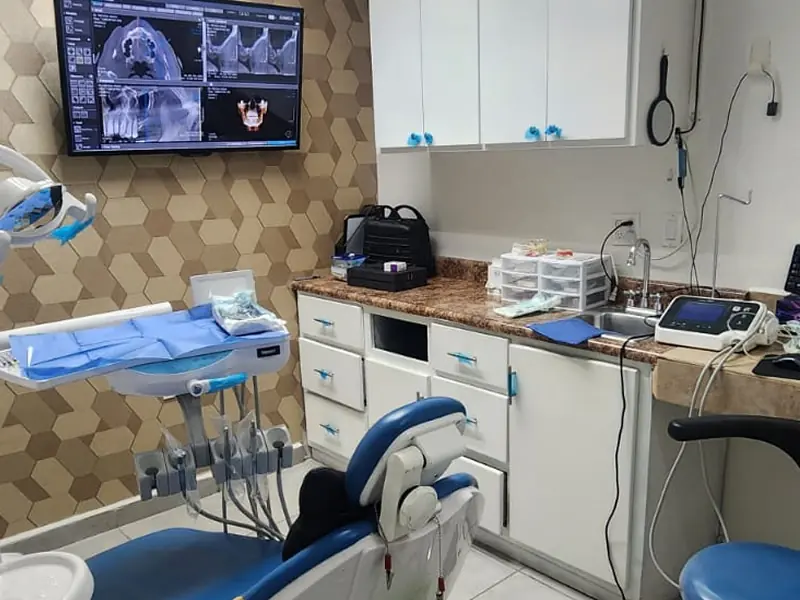Modern dental treatment room with endodontic instruments in Los Algodones