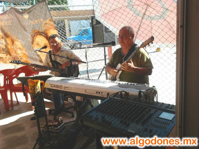 en MARISCOS EL PAISA contamos con musica en vivo para que nuestros clientes pasen una ágradable estancia :D
in this place we have live music for all our fríends